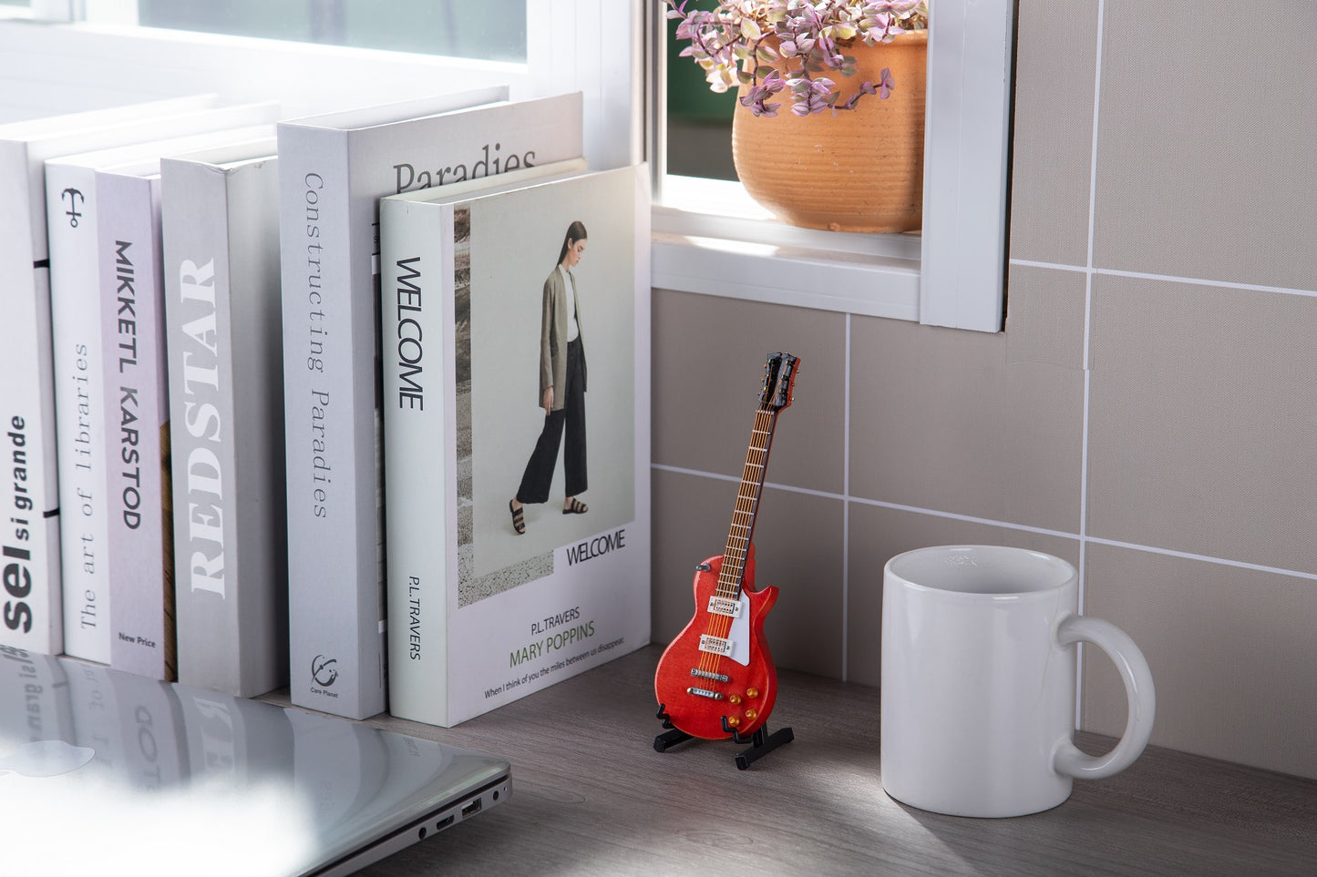 ALANO Miniature Guitar, Mini Electric Guitar Model Musical Instrument Ornament, Wooden Music Instrument Model Home Decoration (E39-17.5)