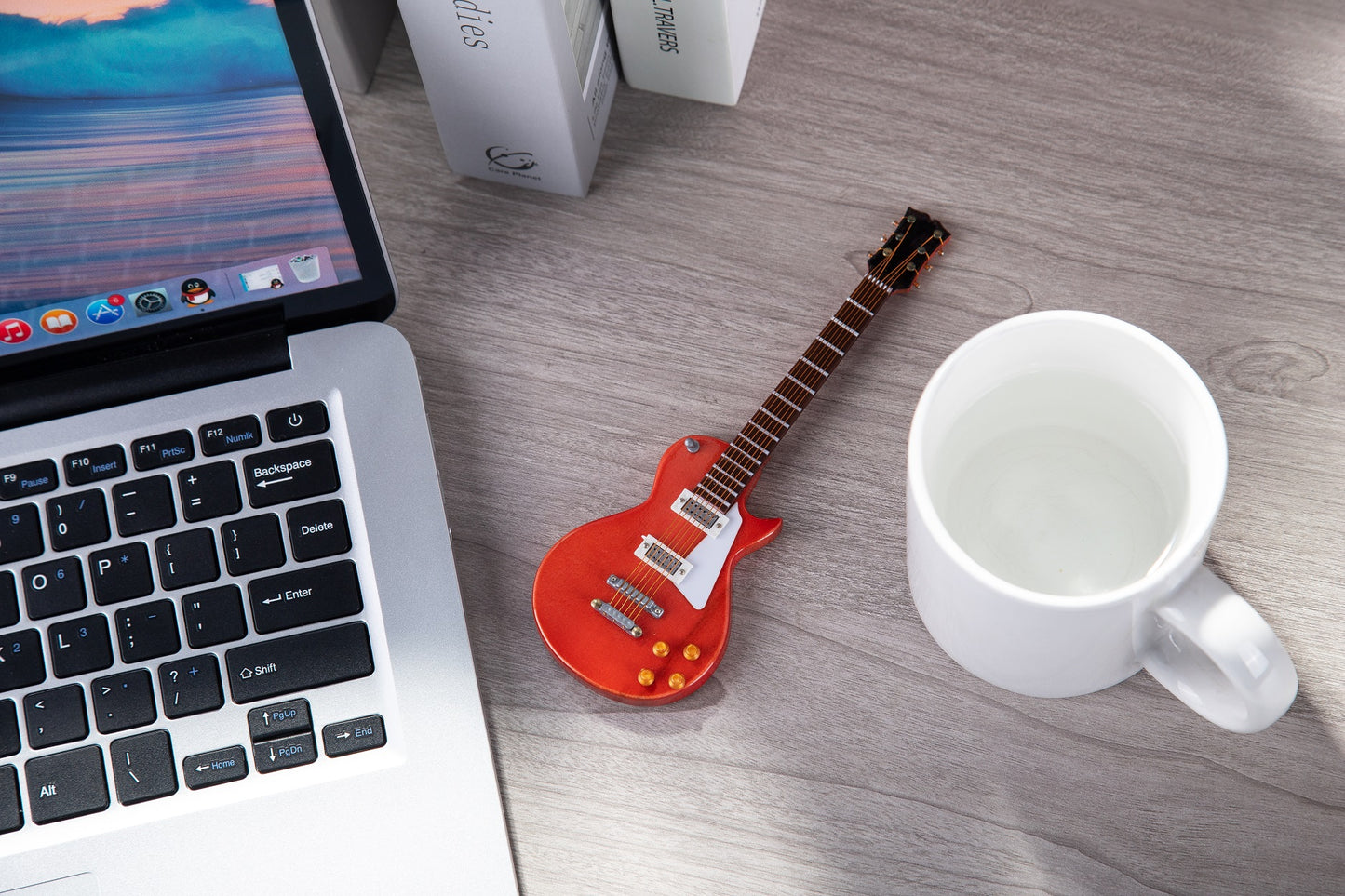 ALANO Miniature Guitar, Mini Electric Guitar Model Musical Instrument Ornament, Wooden Music Instrument Model Home Decoration (E39-17.5)